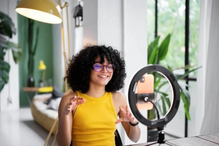 medium shot smiley woman with ring light 768x512 (1)